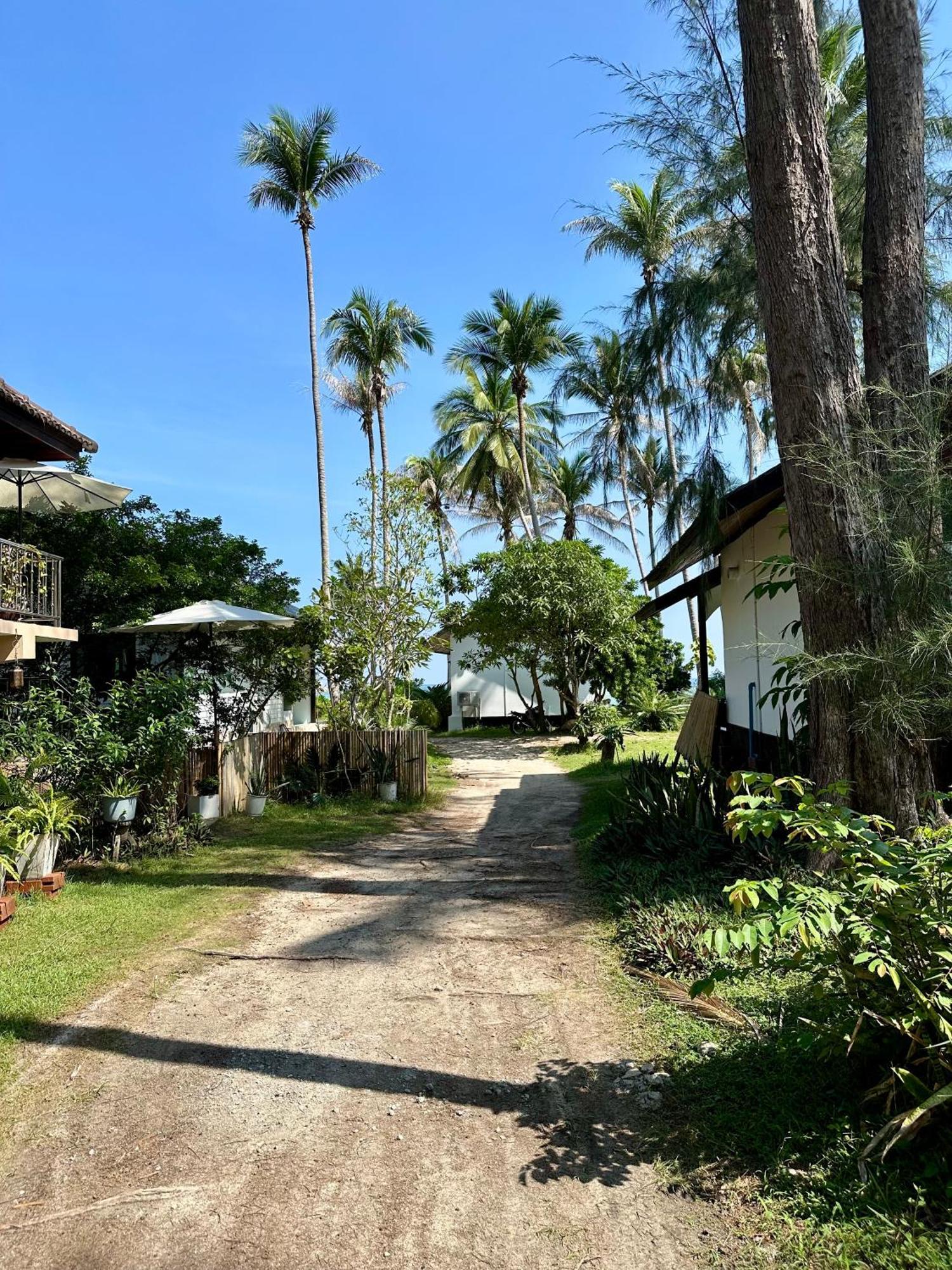 Rumah liburan 2bd Beachfront House In Chaloclum