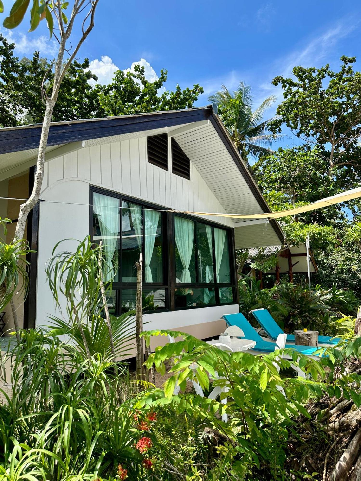 Rumah liburan 2bd Beachfront House In Chaloclum *