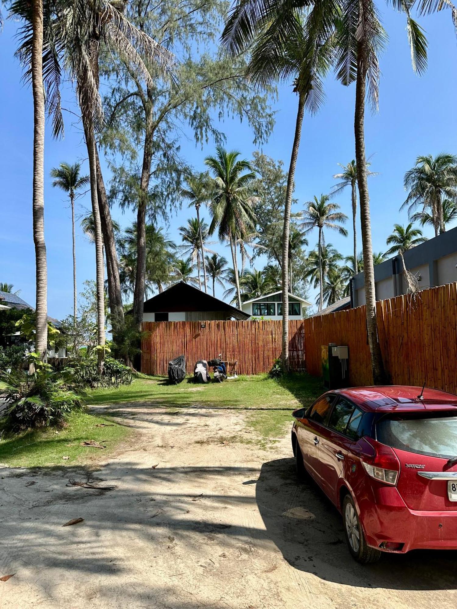 Rumah liburan 2bd Beachfront House In Chaloclum *