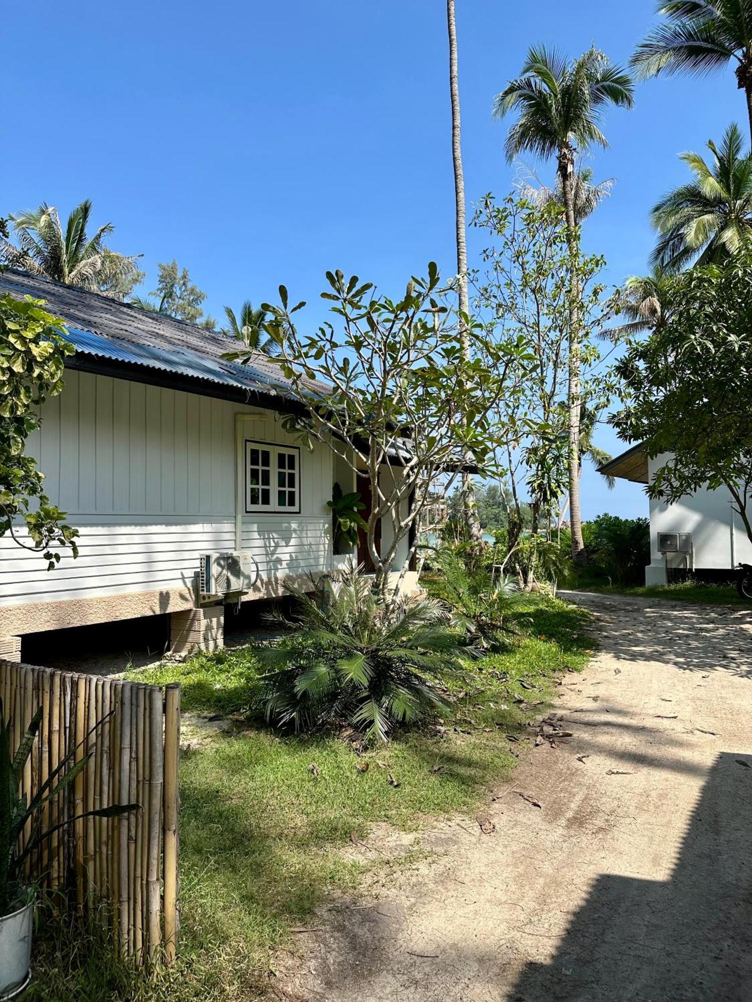 Rumah liburan 2bd Beachfront House In Chaloclum