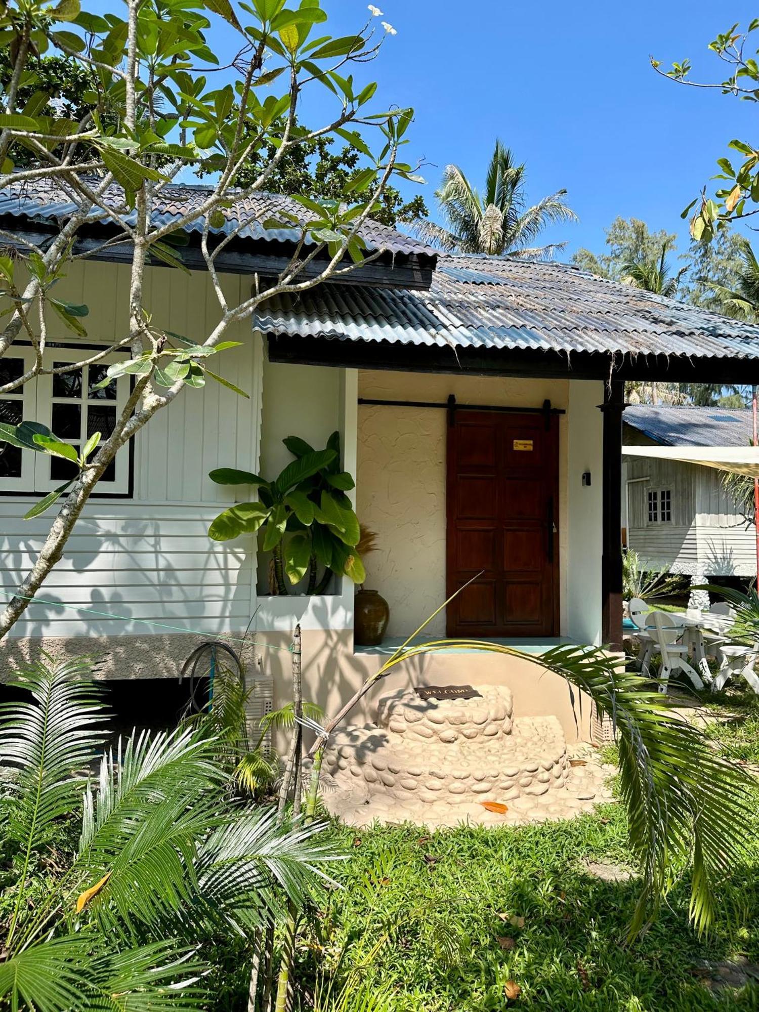 Rumah liburan 2bd Beachfront House In Chaloclum *