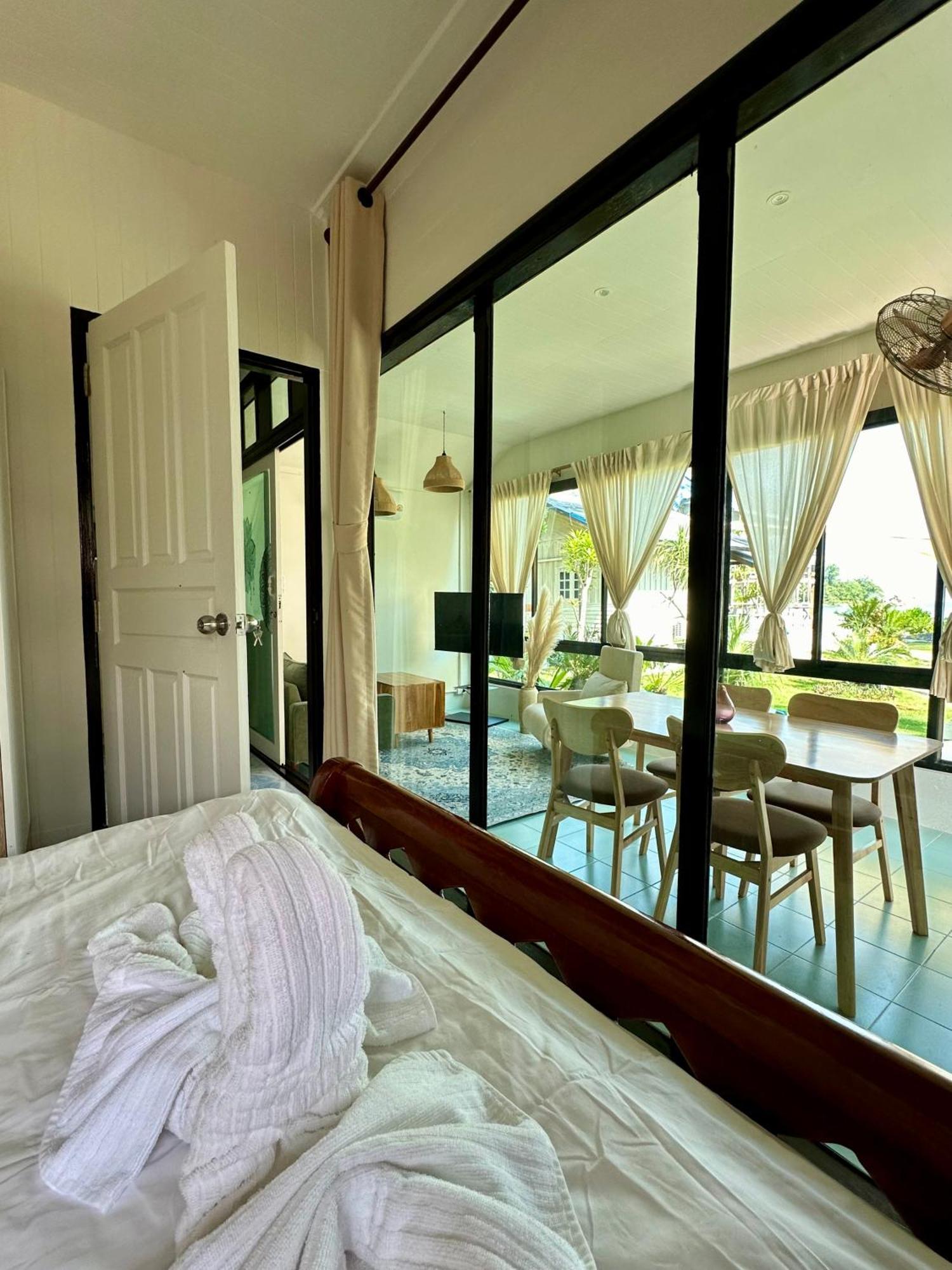 Rumah liburan 2bd Beachfront House In Chaloclum