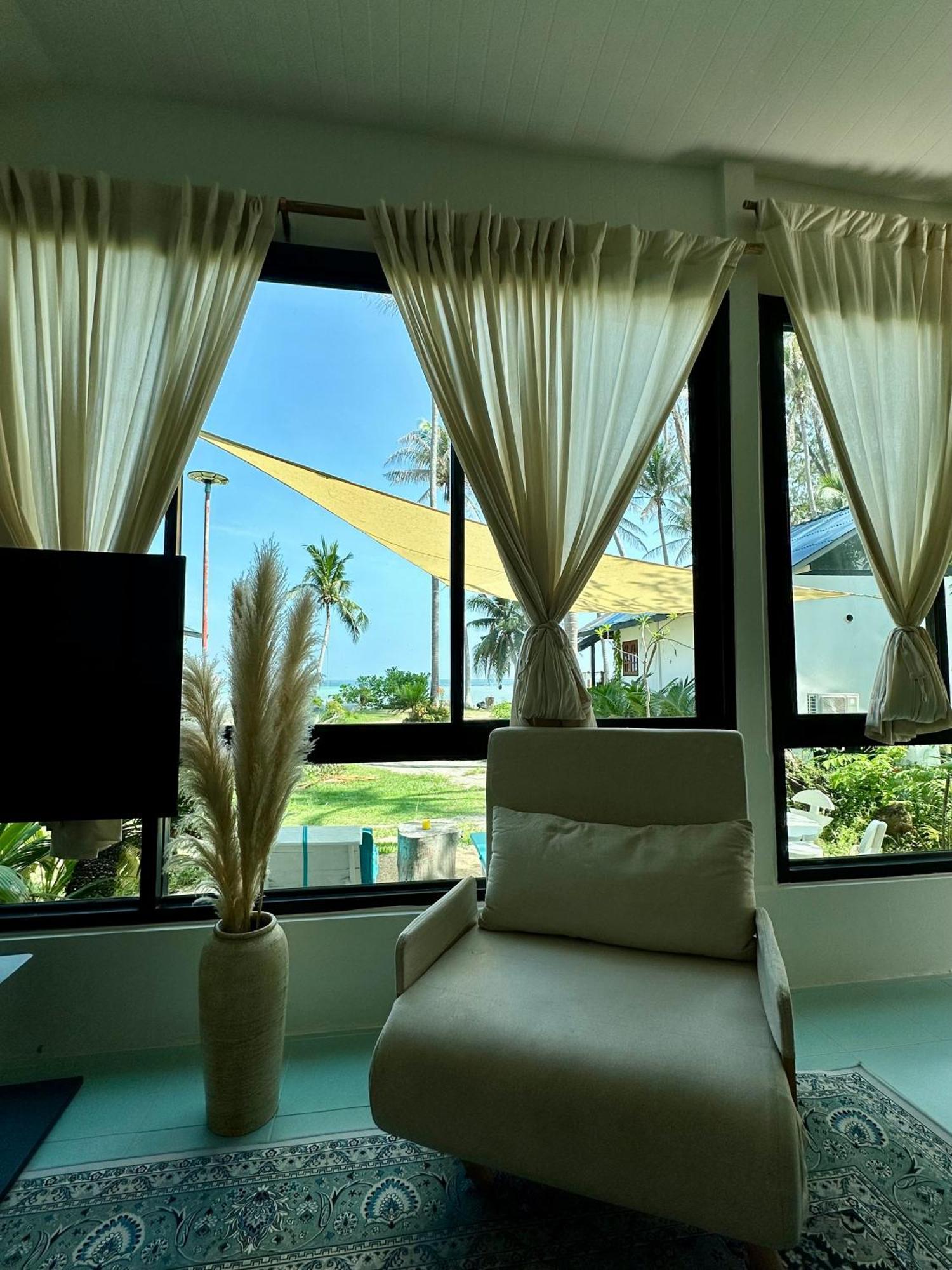 Rumah liburan 2bd Beachfront House In Chaloclum *